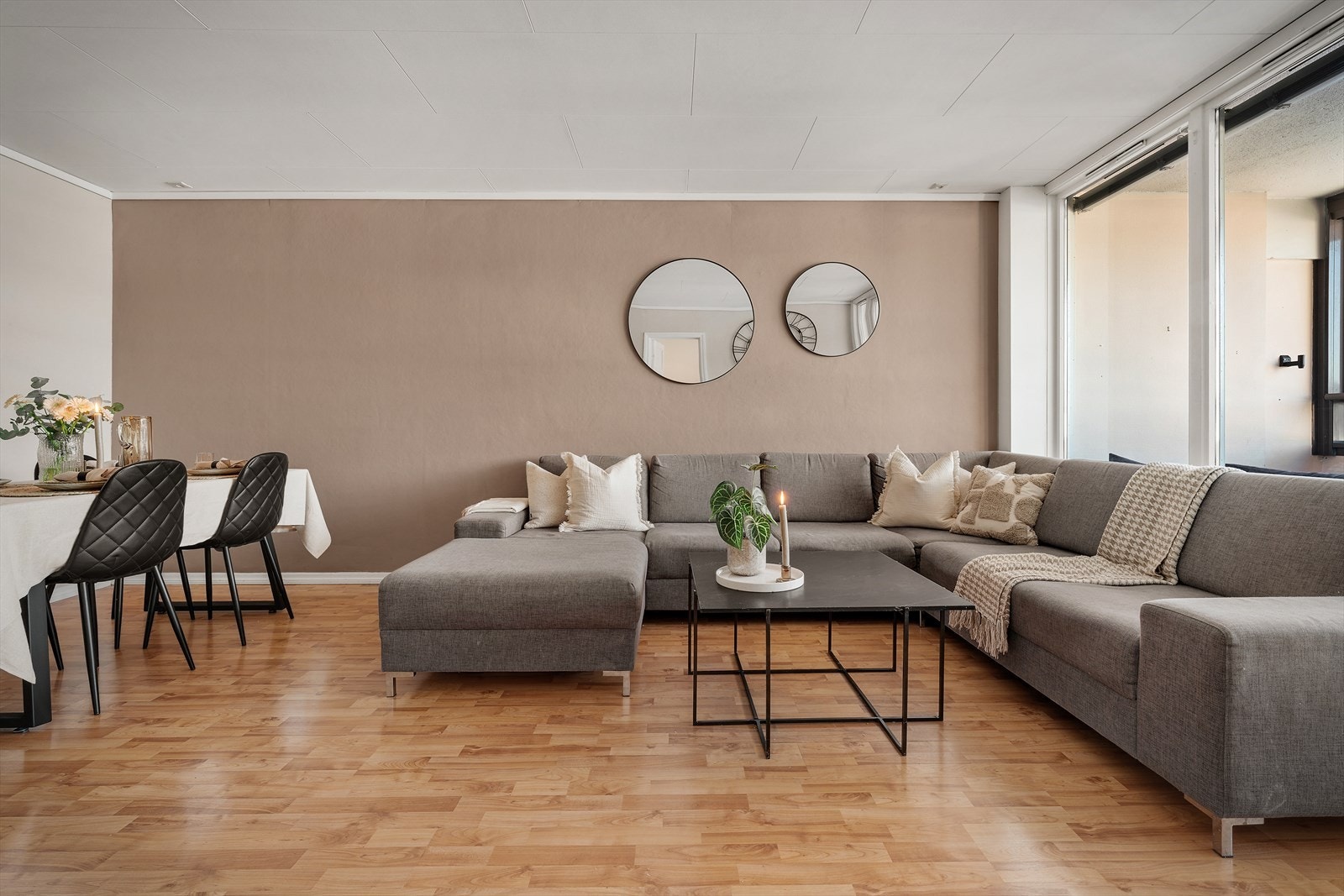 - De generøse vindusflatene sørger for rikelig med verdifullt lysinnslipp - Galleribilde