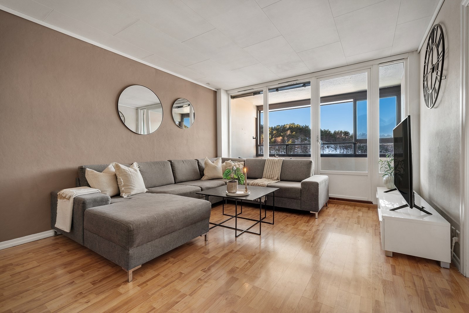 - I 2020 ble stuen malt i delikate fargetoner. Kontrastveggen bidrar til en lunere atmosfære - Galleribilde