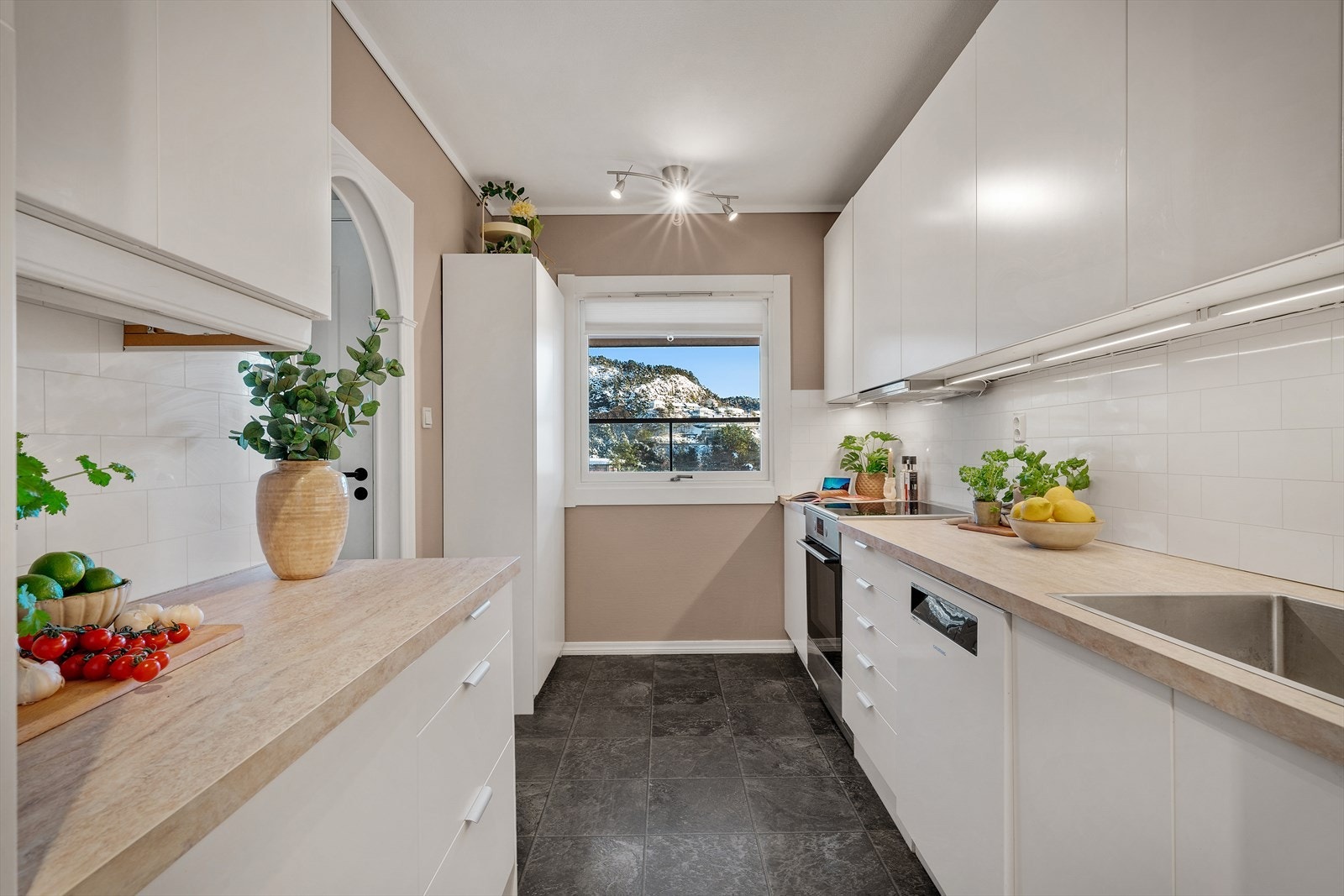 - Kjøkkenet ble oppgradert med nye fronter, benkeplate, vask, blandebatteri og vifte i 2023 - Galleribilde