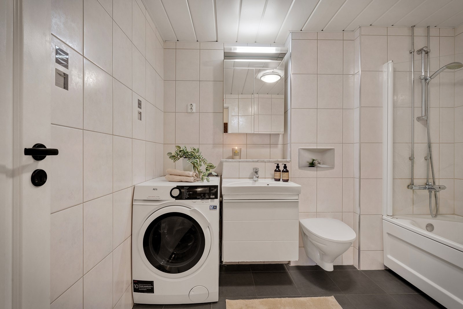 - Her får man gode kvaliteter som badekar, vegghengt toalett, samt god lagringsplass i servant- og speilskap - Galleribilde