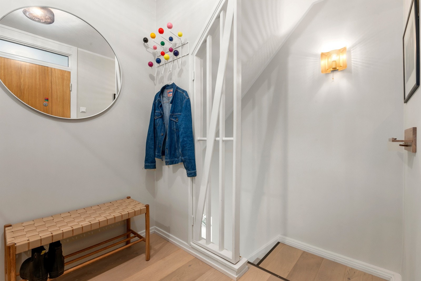 Romslig entré i 13. etasje med trapp ned til leilighetens hoveddel som ligger i 12. etasje Galleribilde