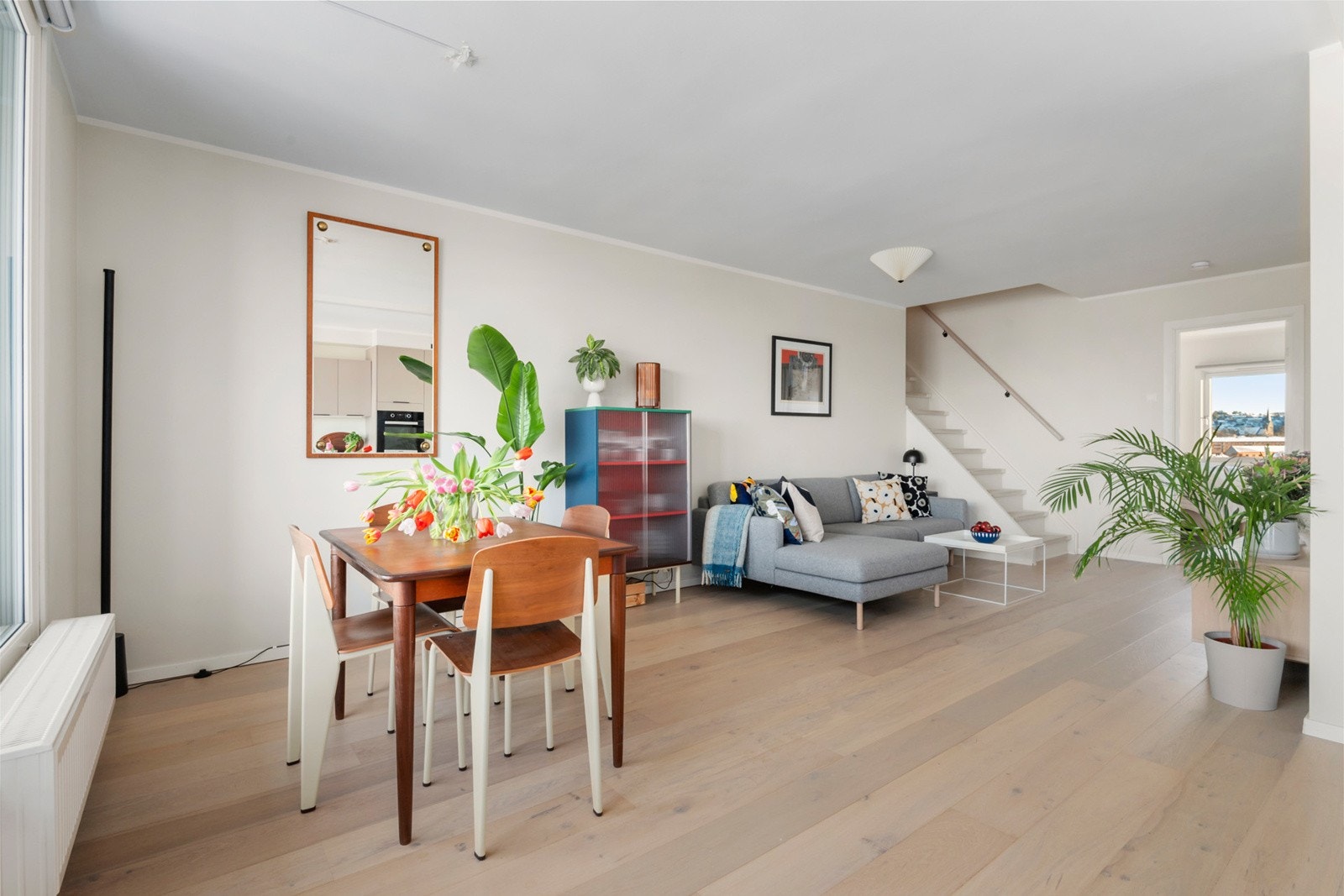 Stue med god plass til sofagruppe og romslig spisebord Galleribilde