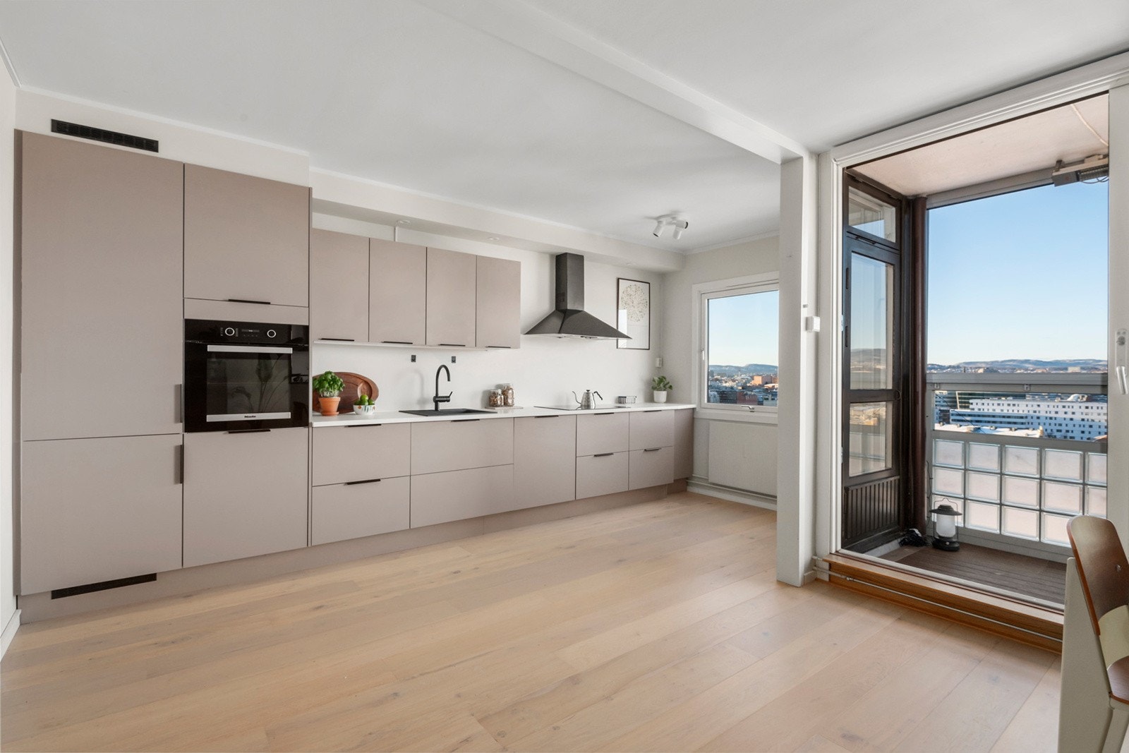 Nytt moderne kjøkken med integrerte hvitevarer fra Miele som medfølger Galleribilde