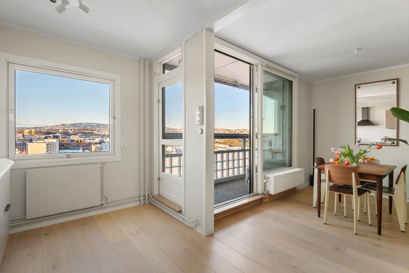 Enstavs parkett i alle rom, fliser på bad Galleribilde