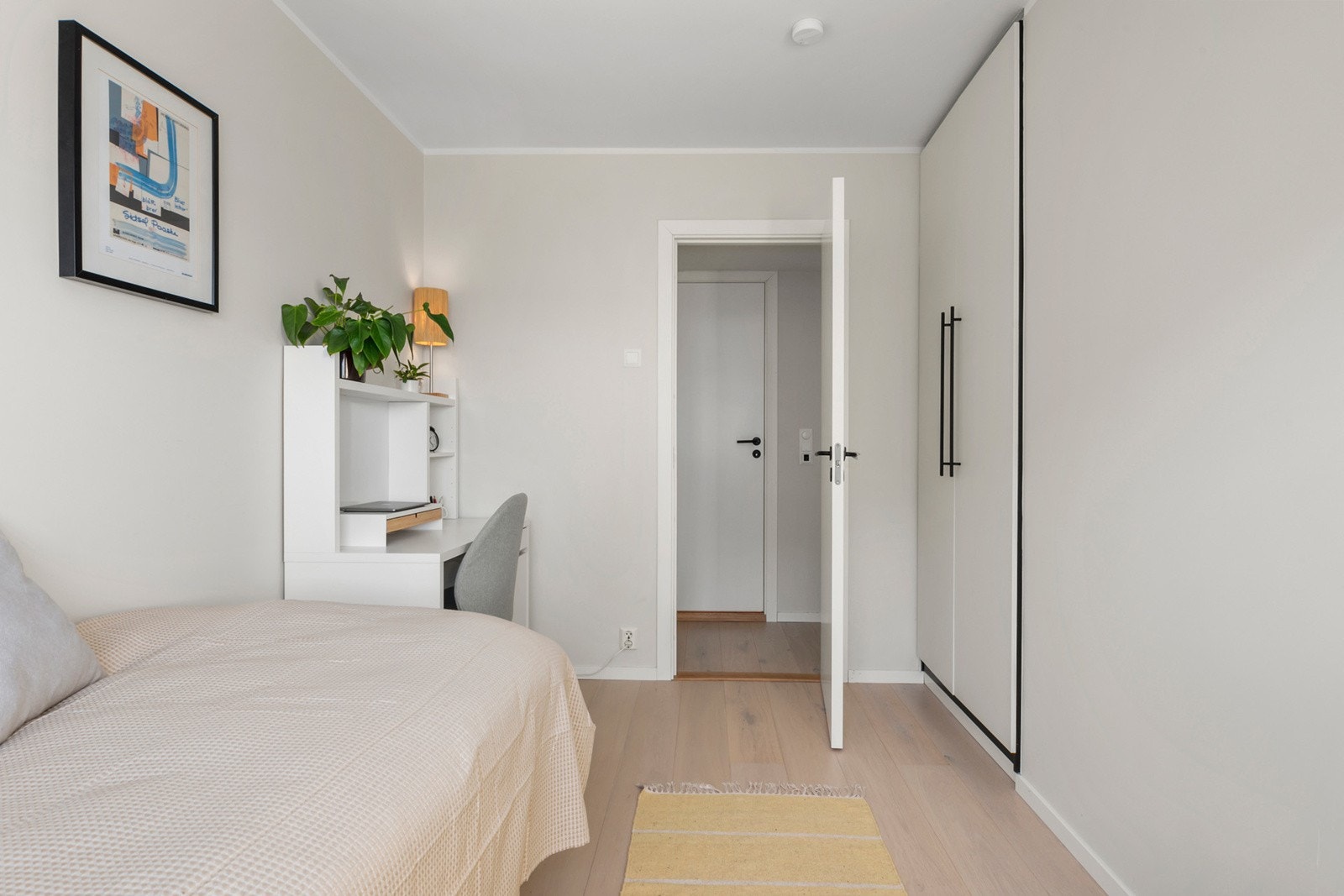 Soverom 2 med garderobeskap Galleribilde