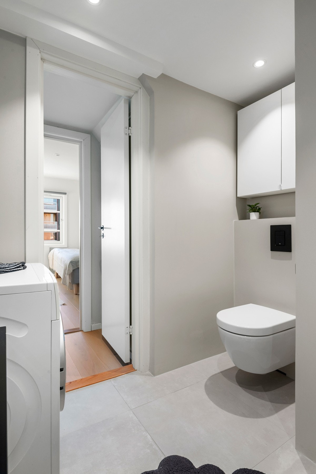 Romslig bad med varmekabler og downlights nyoppusset i 2023 Galleribilde