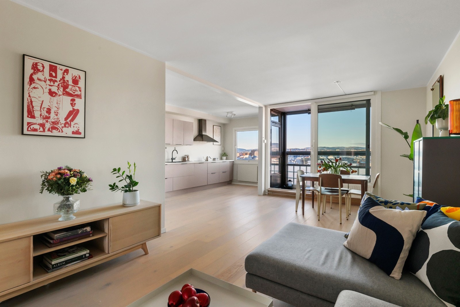 Stue med god plass til sofagruppe og romslig spisebord Galleribilde