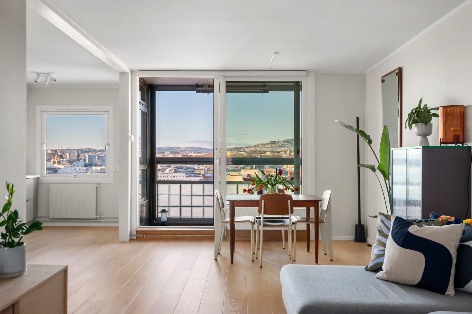 Stor flott skyvedør med adkomst til balkong Galleribilde