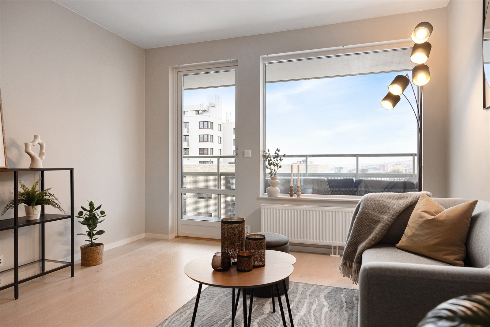 Gulvet er belagt med lyst, flott parkett, og overflatene er malt i delikate, lyse fargetoner som skaper en harmonisk atmosfære. Galleribilde