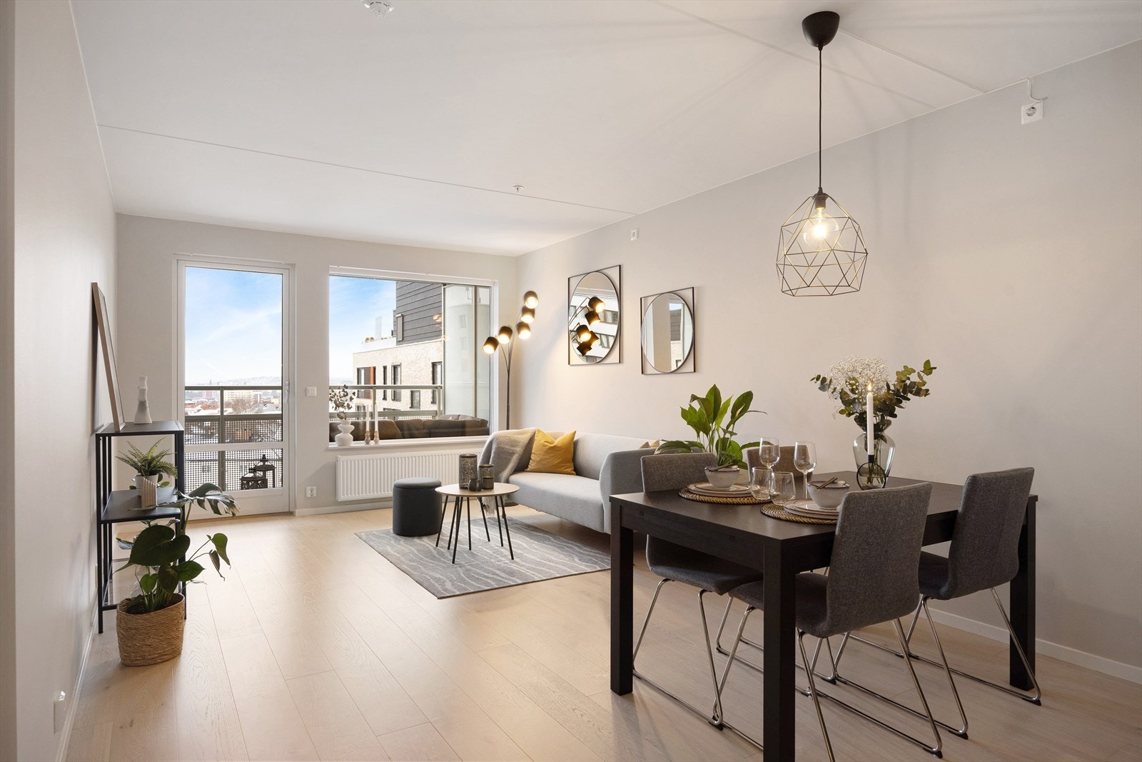 Planløsningen åpner opp for flere møbleringsmuligheter med god plass til sofagruppe, TV-møbler og spisebord med tilhørende stoler. Galleribilde