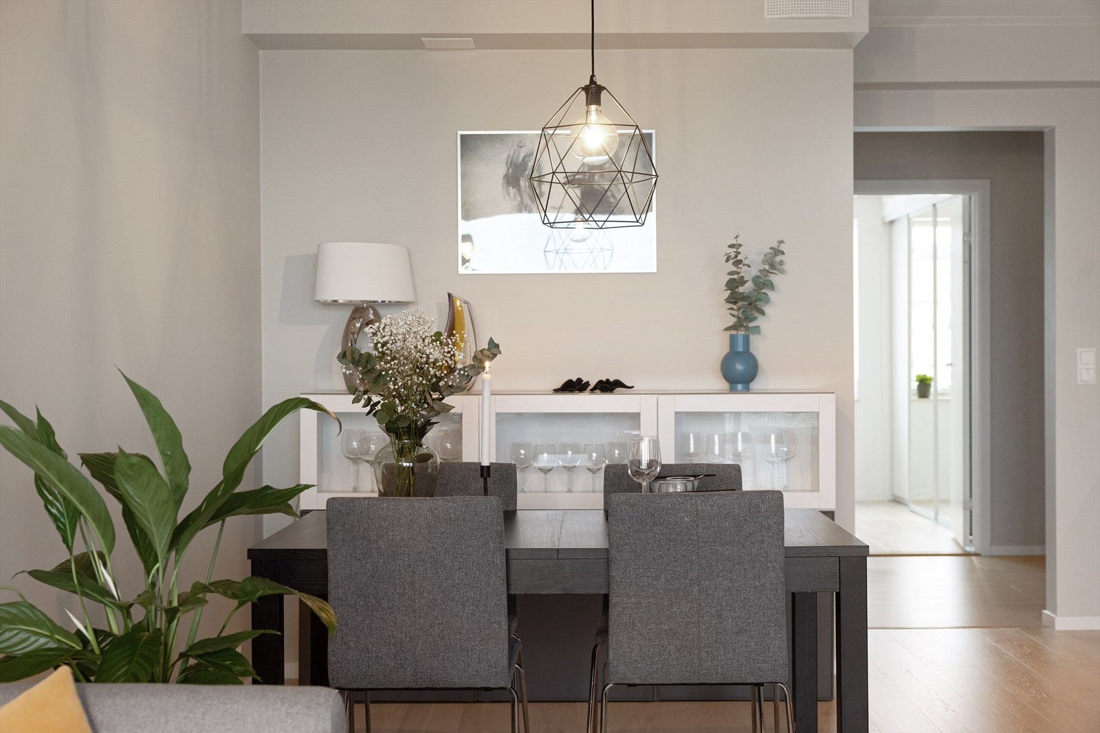 I stuen er det god plass til en innbydende spisegruppe, som skaper en perfekt ramme for hyggelige måltider og gjestebesøk. Galleribilde
