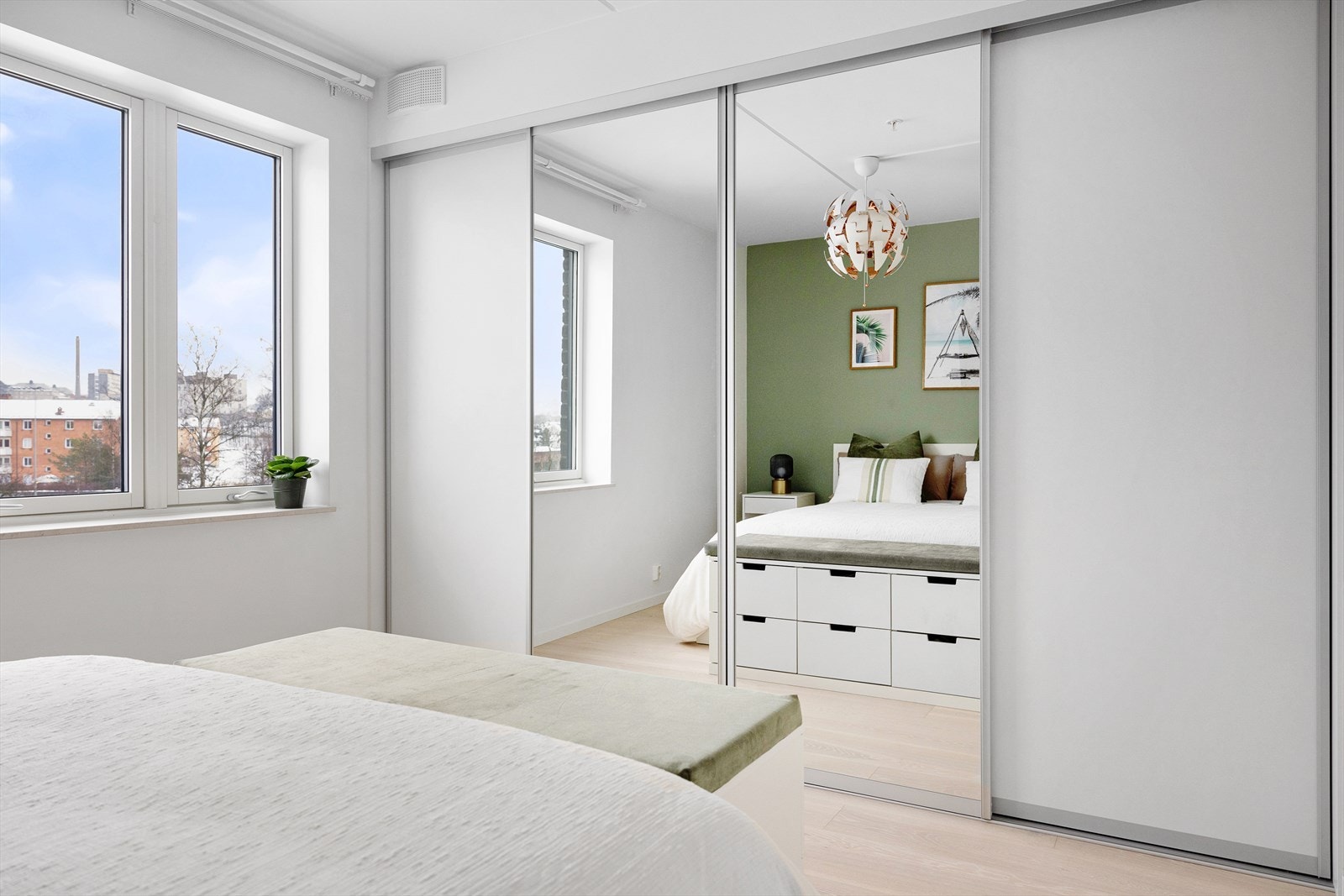Soverommet tilbyr gode oppbevaringsmuligheter i en romslig skyvedørsgarderobe som strekker seg langs hele veggen, med to speilfronter. Galleribilde