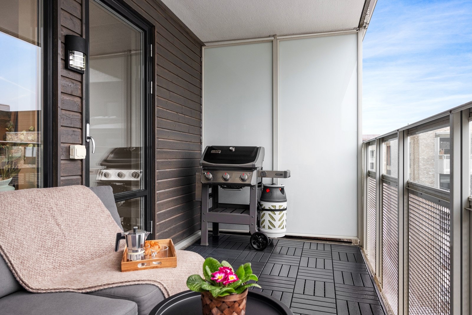 På balkongen kan du enkelt innrede med utemøbler, beplantning og gassgrill. Galleribilde