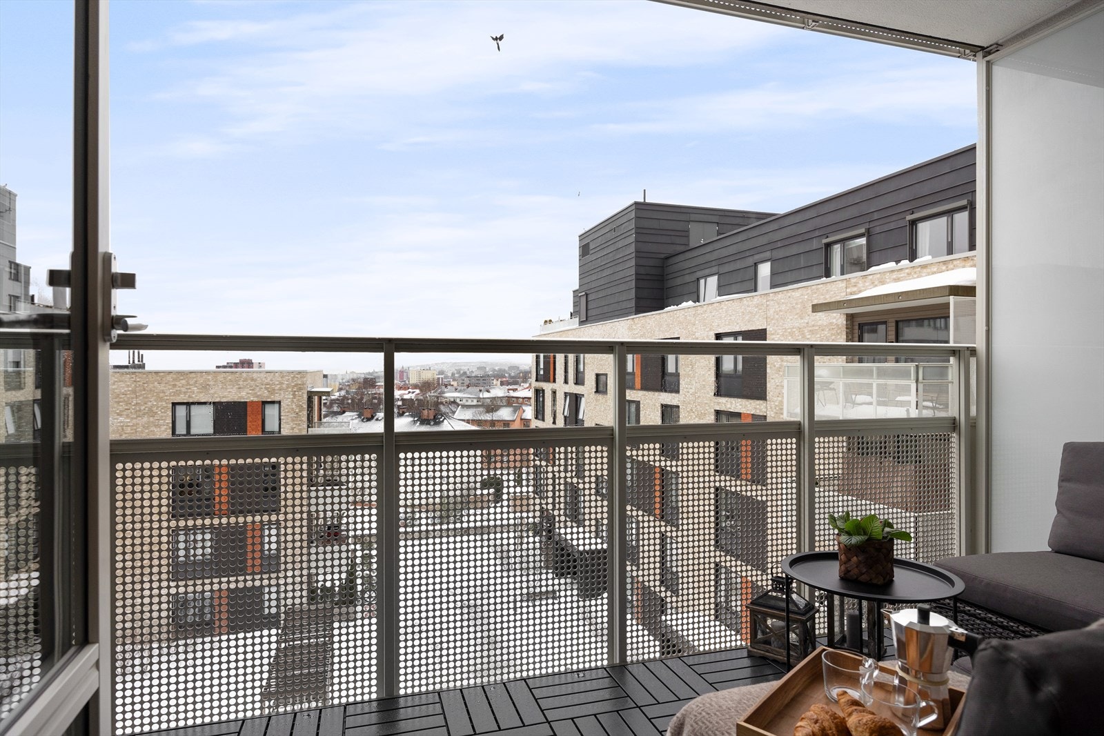Leiligheten har også en herlig sydvestvendt balkong på ca. 9 m², som tilbyr gode solforhold og en flott utsikt. Galleribilde