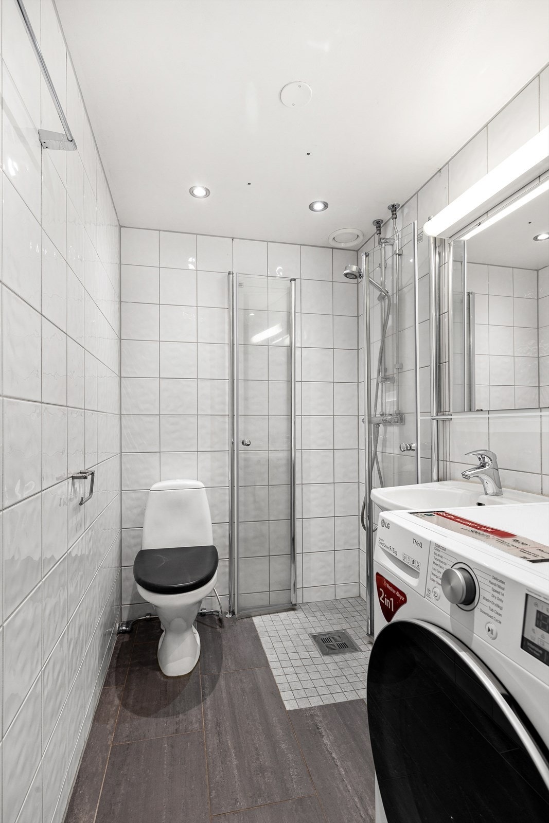 Flislagt bad med downlights i tak og gulvvarme Galleribilde