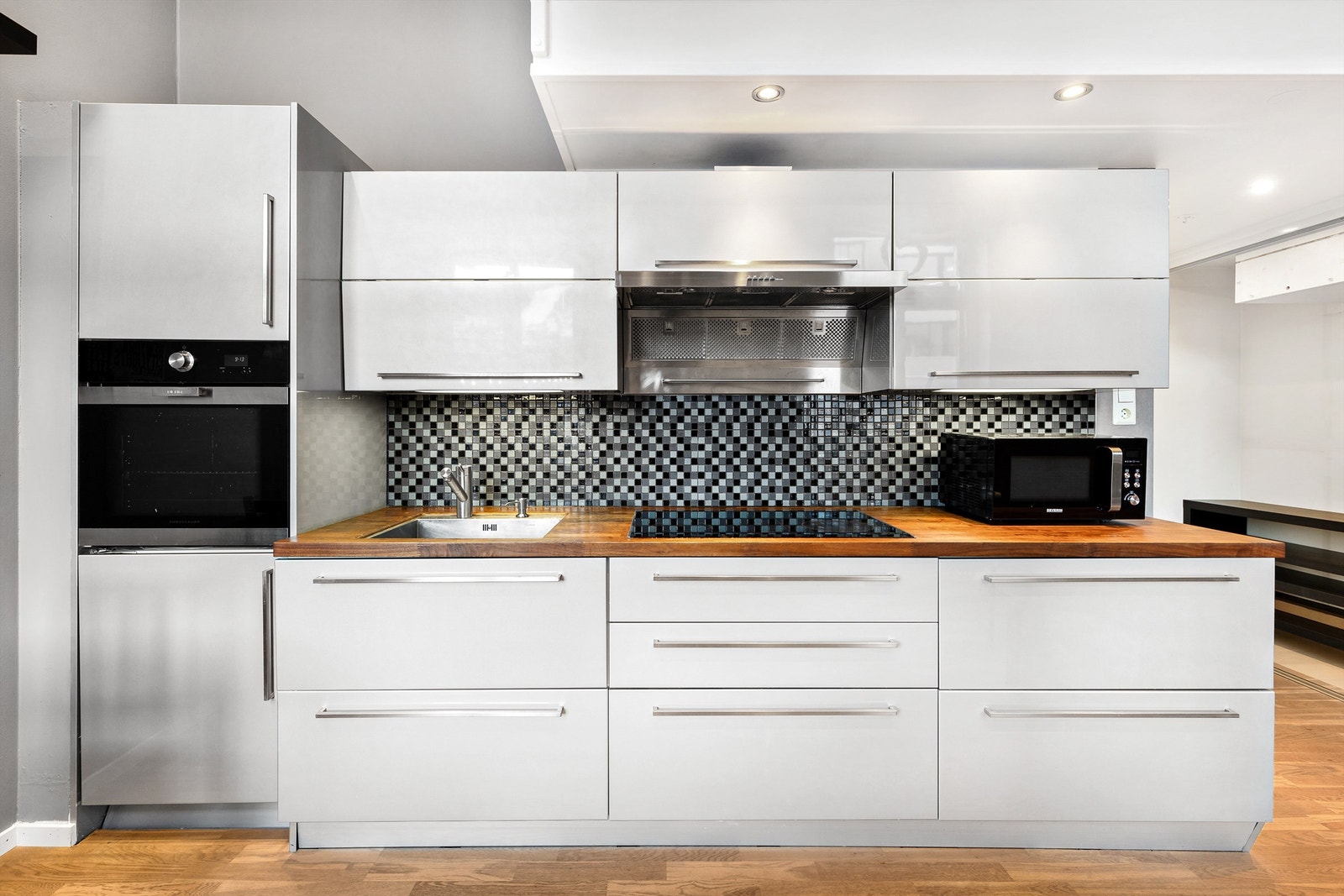 Over- og underskap samt høyskap i hvit og glatt utførelse Galleribilde