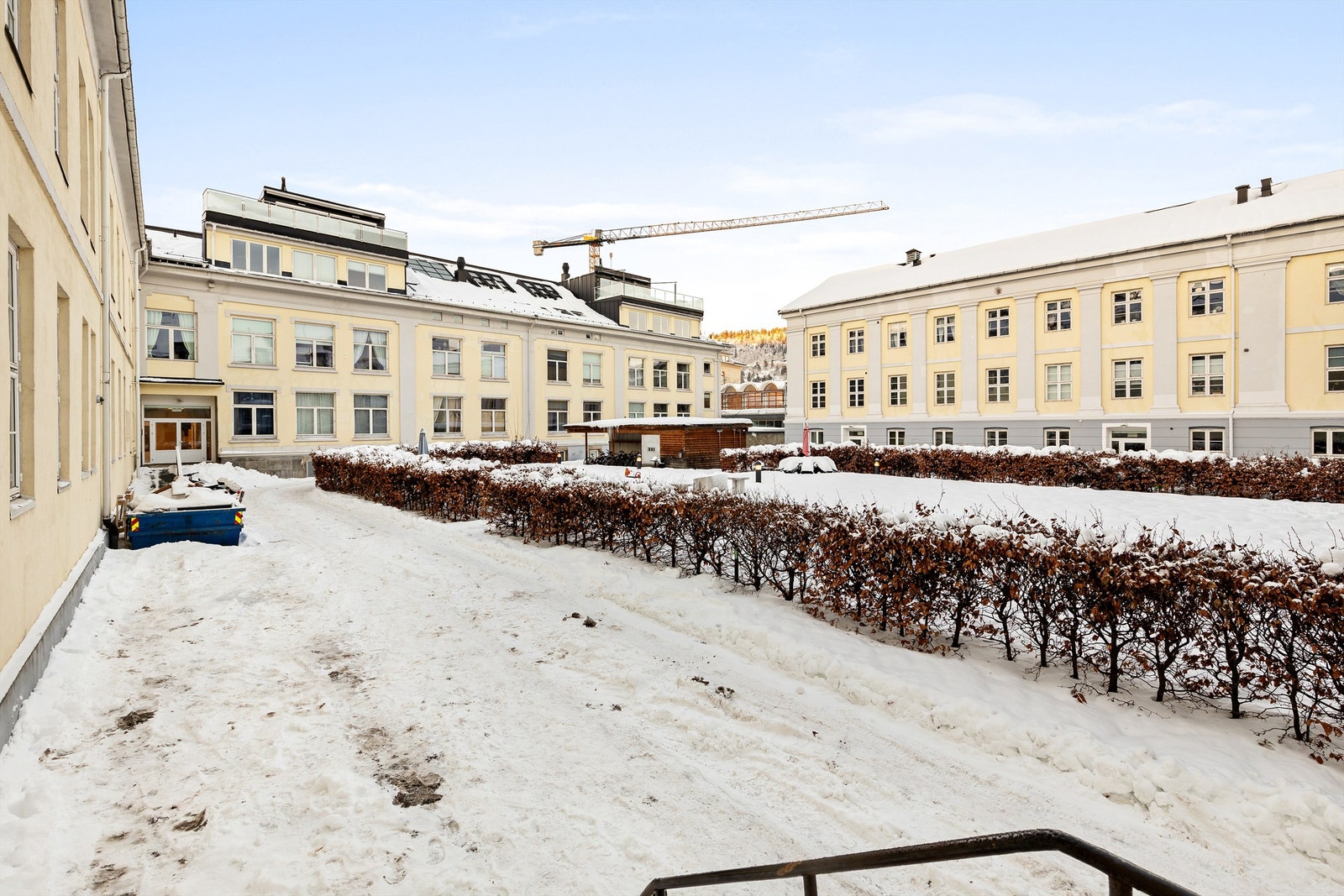 Tilgang til felles bakgård med lekeplass og sykkelstativer Galleribilde