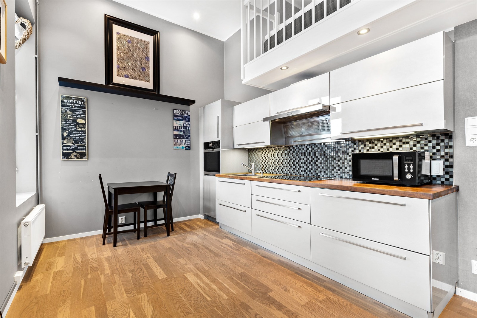 Pen kjøkkeninnredning med delvis integrerte hvitevarer Galleribilde