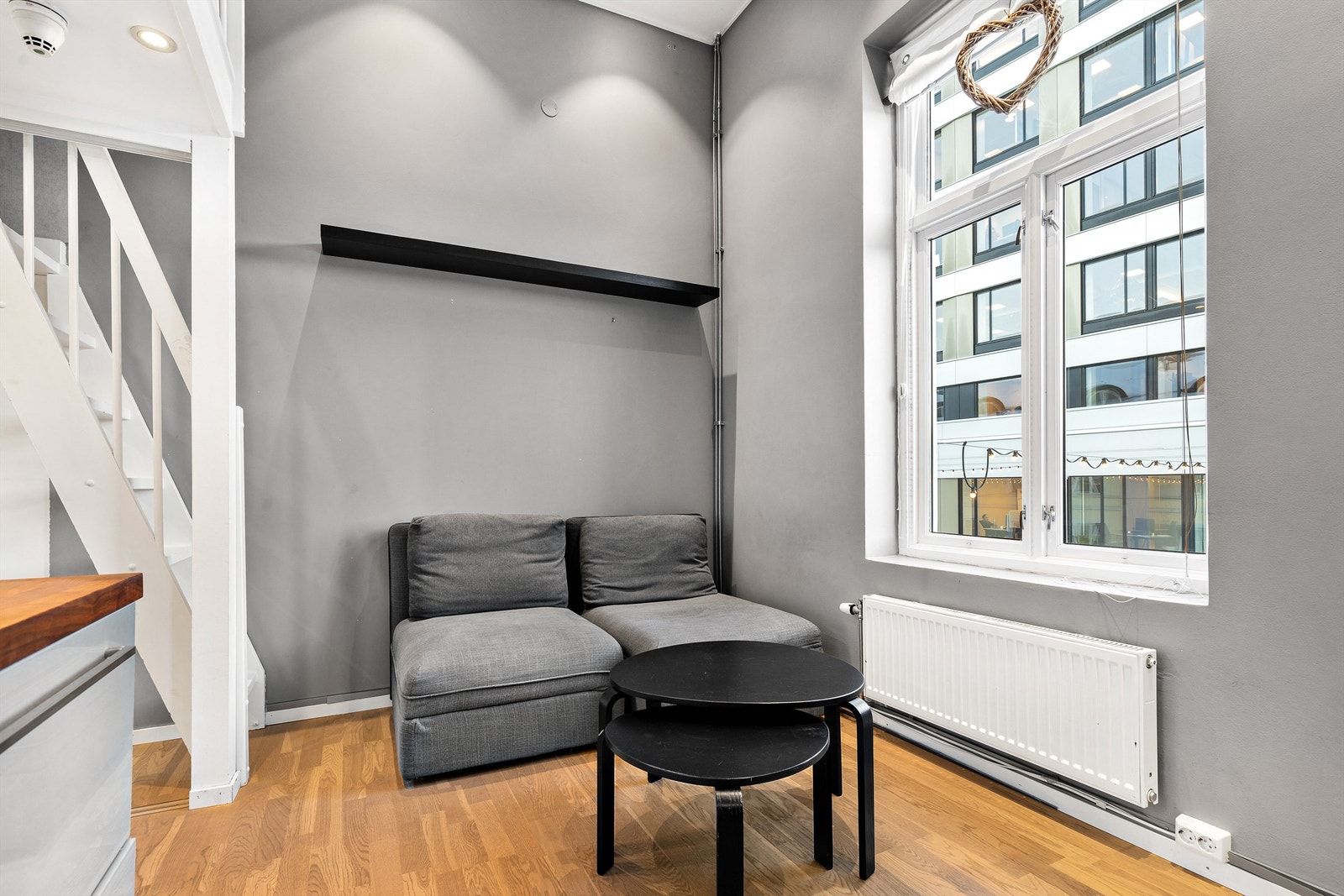 Store vindusflater som gir godt med lysinnslipp Galleribilde