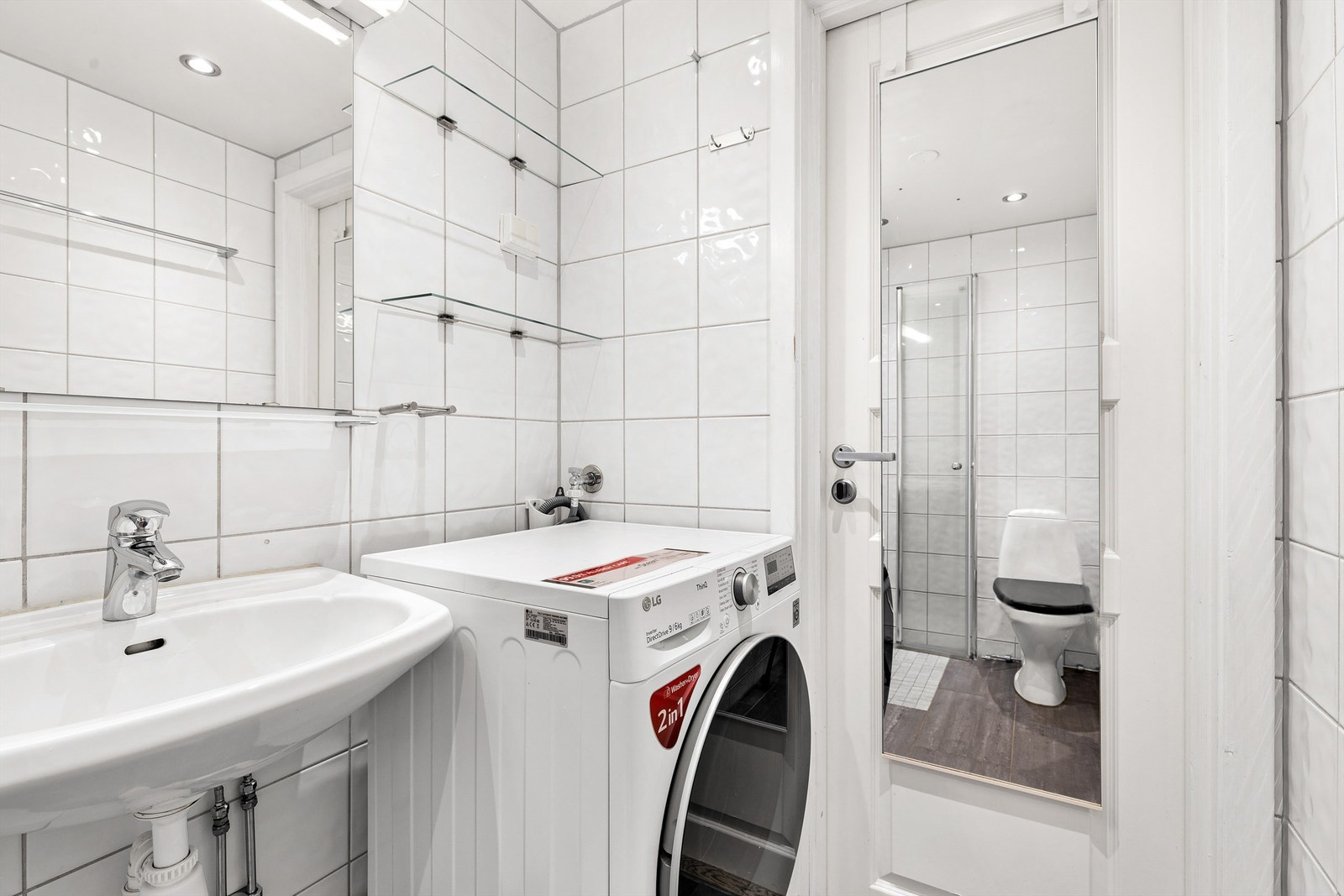 Det er opplegg for vaskemaskin på badet Galleribilde