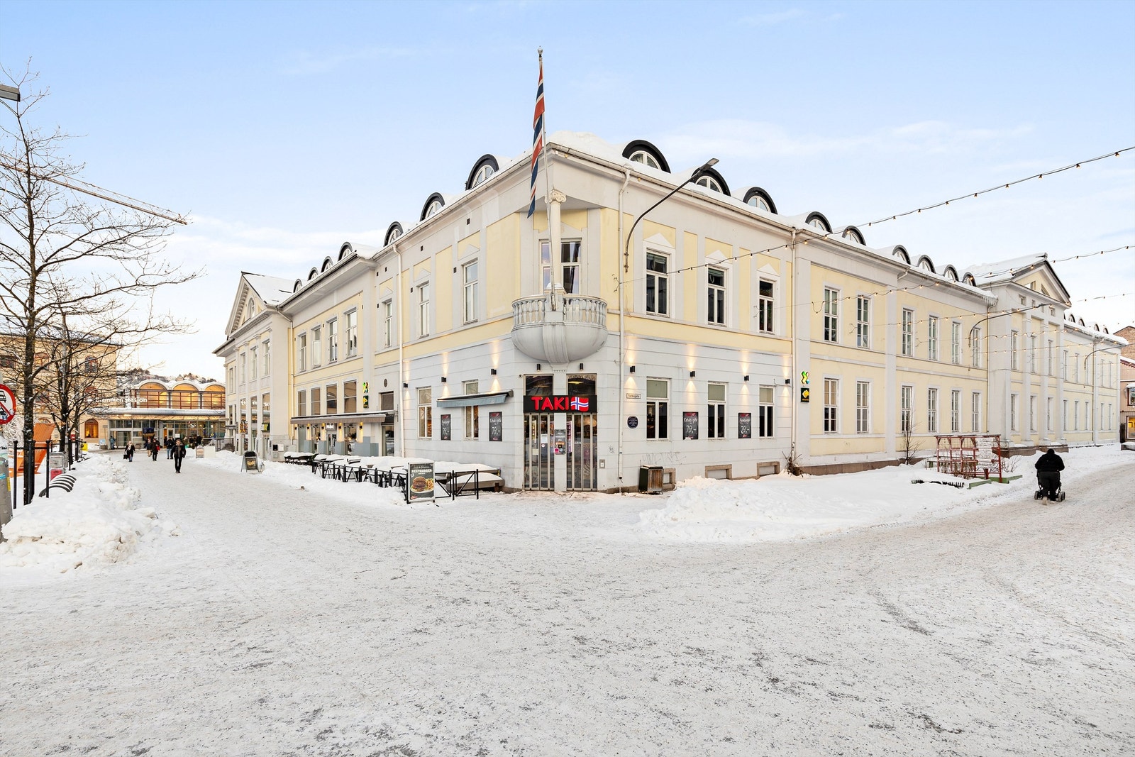 Meget sentral beliggenhet med gangavstand til alt av butikker og servicetilbud i sentrum Galleribilde