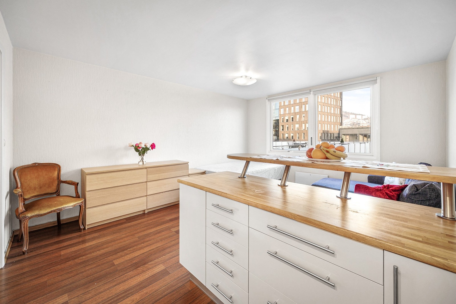 Kjøkkenet er utstyrt med nedfelt oppvaskkum, frittstående komfyr, kjøleskap med fryser og vegghengt ventilator. Galleribilde