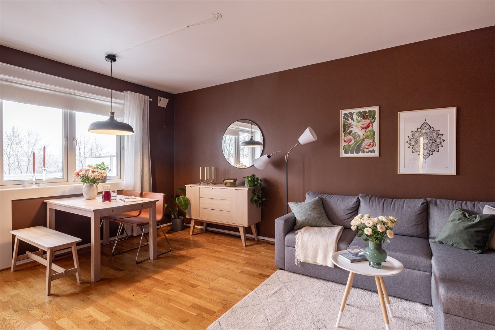 Lys og romslig stue med 3-stavs parkett og vegger malt i en moderne og frisk farge som skaper et pent uttrykk. Galleribilde