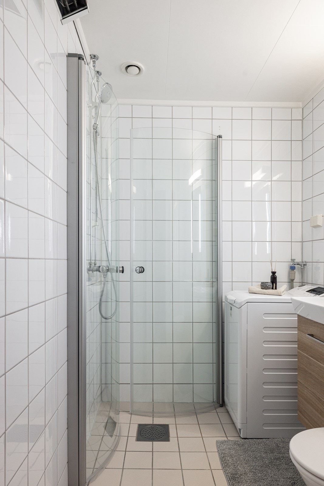 Det ble byttet servant og montert nytt baderomsmøbel med speil og belysning, samt flyttet rør for å tilrettelegge for en smal vaskemaskin (utført av Comfort Storo). Galleribilde