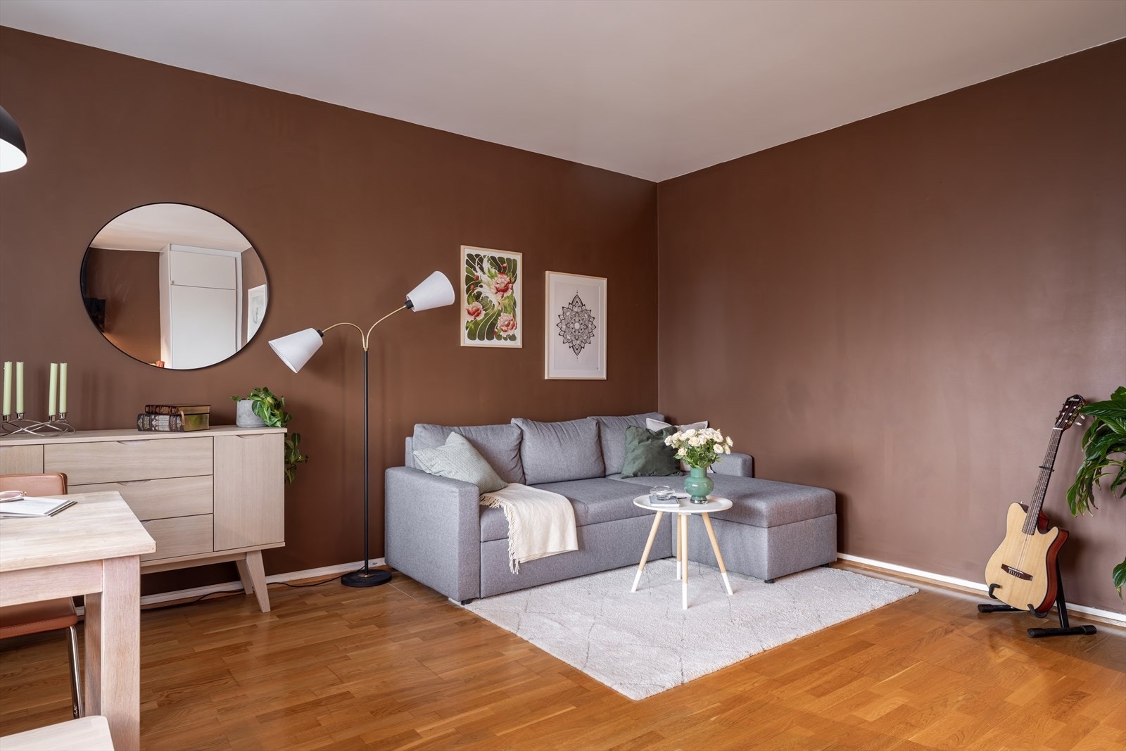 Stuen har en funksjonell planløsning som gir god plass til både en stor sofagruppe og spisebord. Galleribilde
