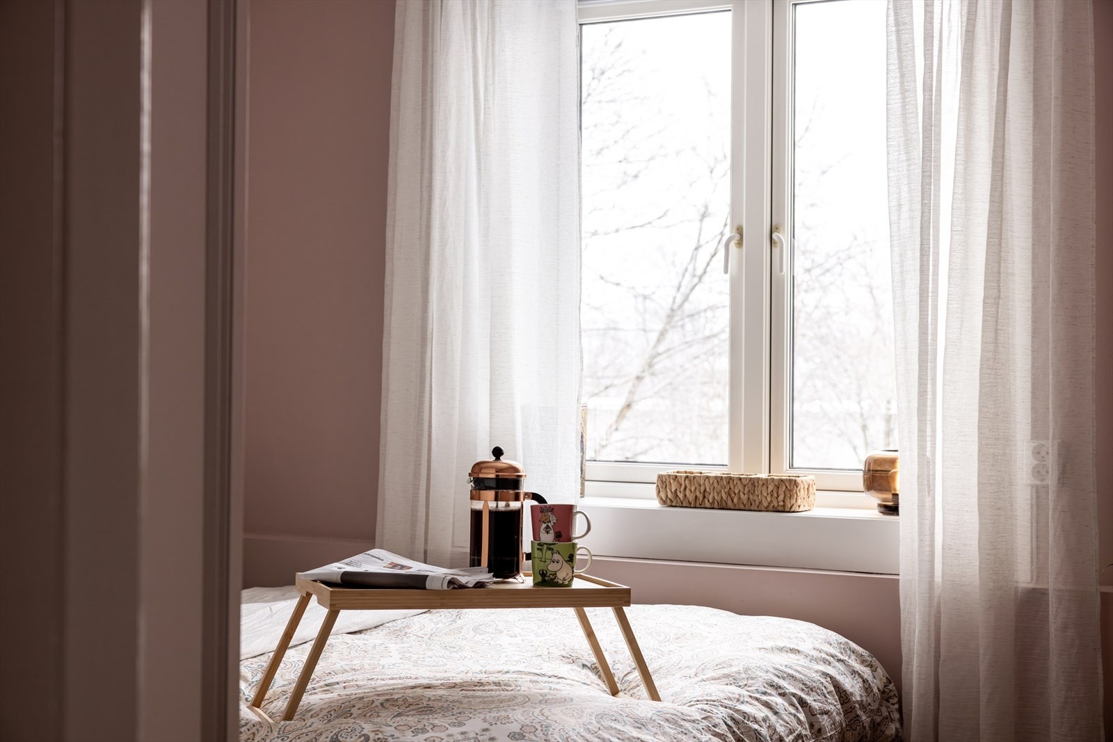 Det store vinduet gir rikelig med naturlig lys og gode luftemuligheter. Galleribilde