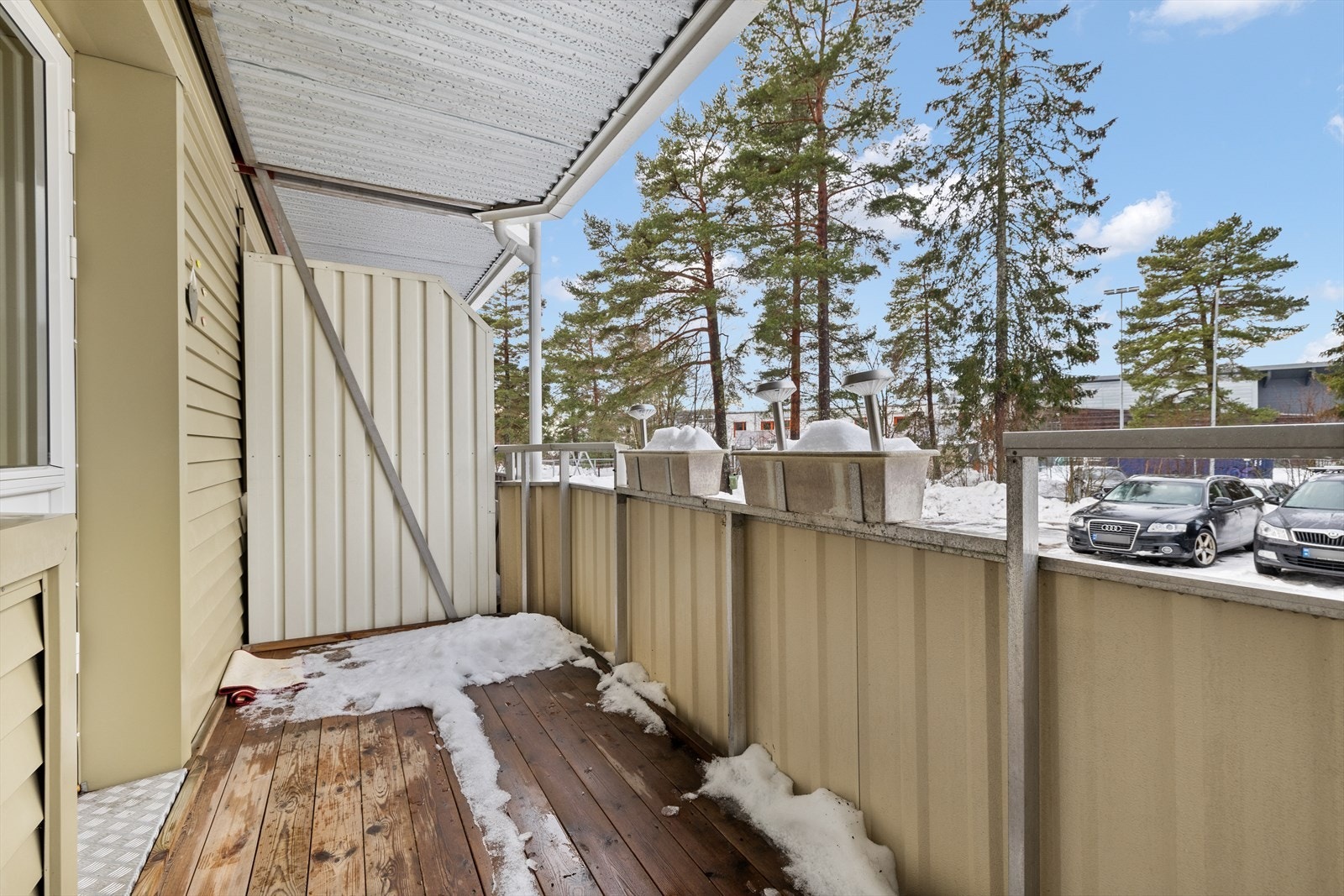 Det er fin plass til utemøbler, grill m.m. Galleribilde