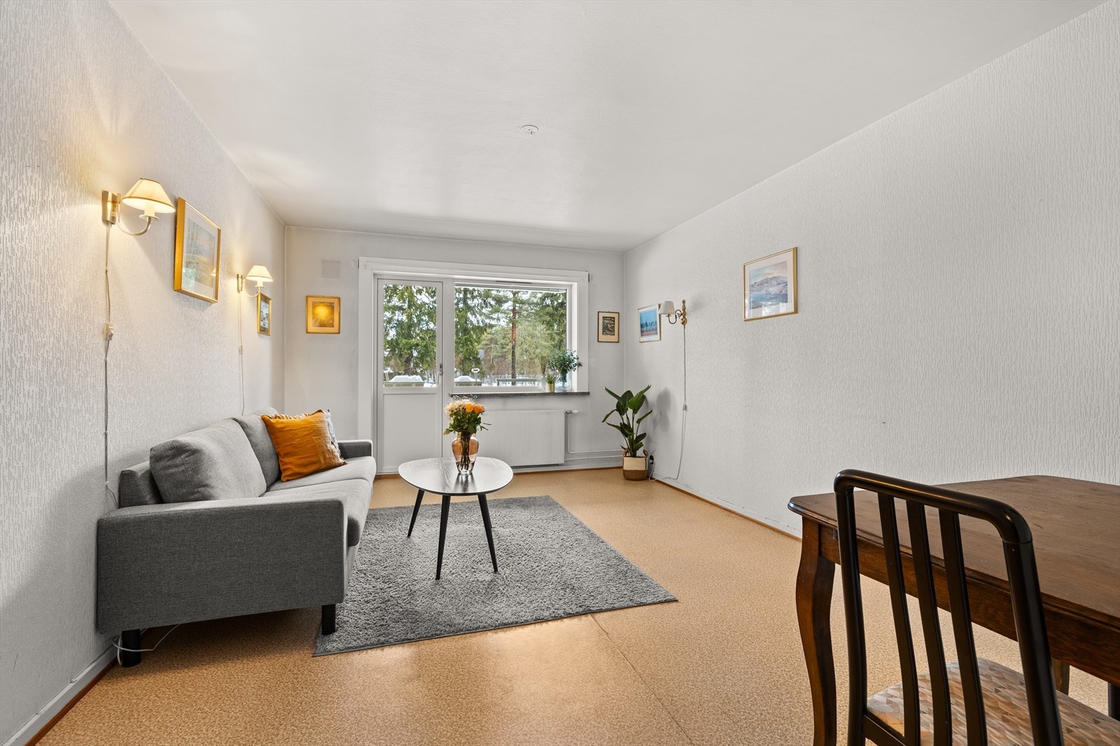 En romslig, gjennomgående 2-roms med med attraktiv beliggenhet i et veldrevet borettslag på Oppsal Galleribilde