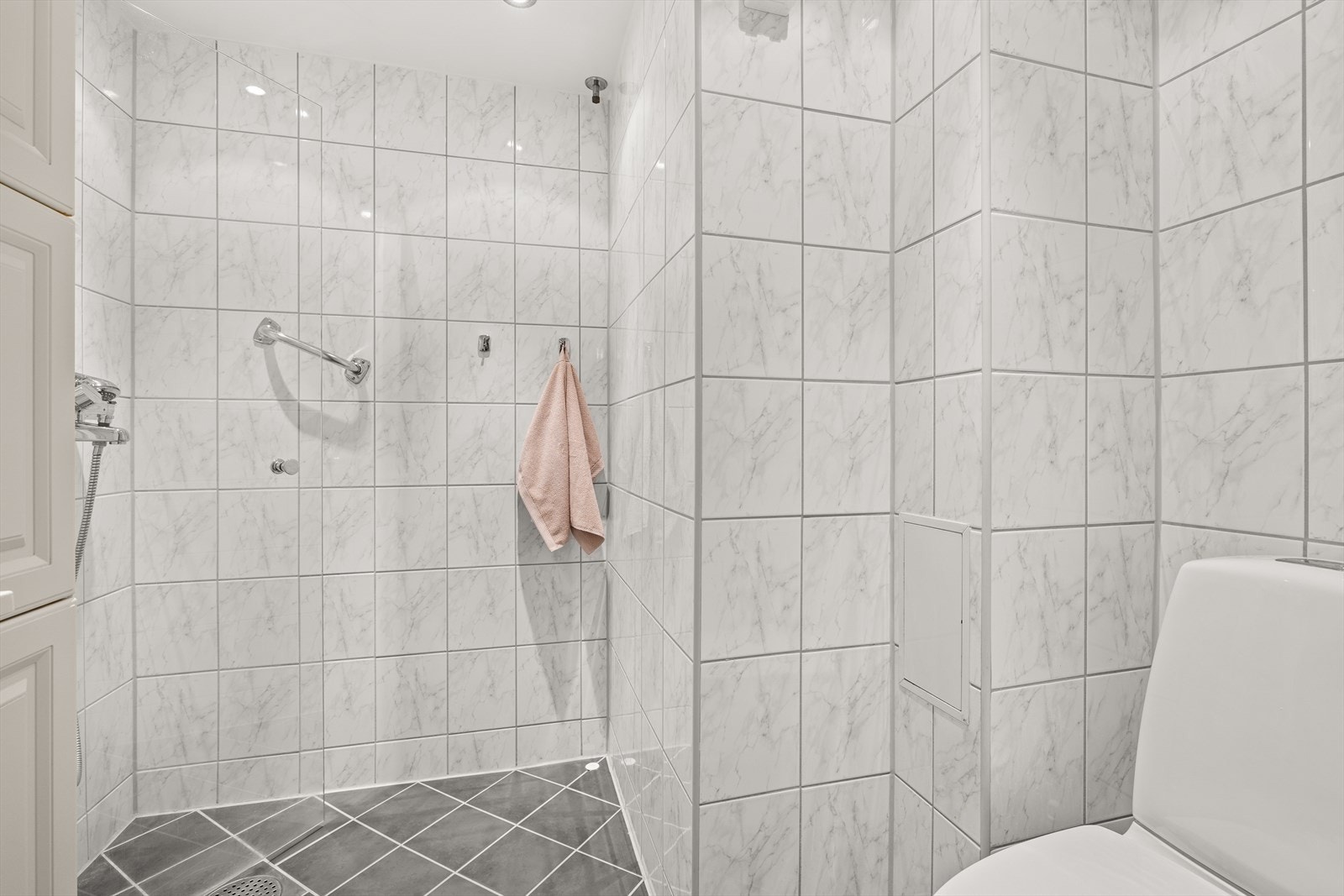 Lyst flislagt baderom fra 2009/10 i regi av borettslaget Galleribilde