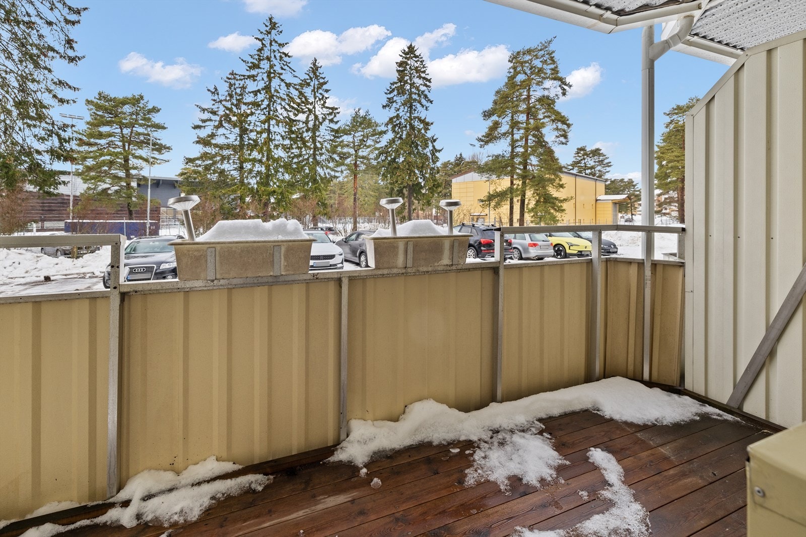 Fra stue et det utgang til vestvendt balkong på 7 kvm Galleribilde