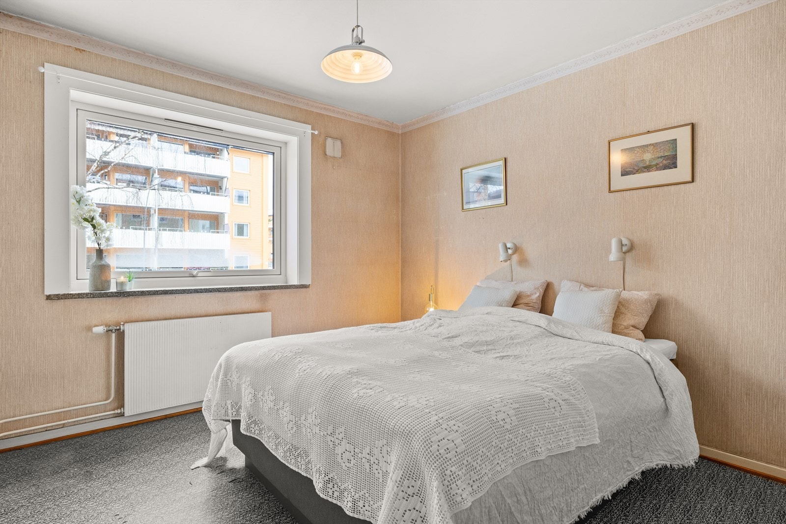 Soverom av god størrelse med fin plass til dobbeltseng og tilhørende møblement Galleribilde