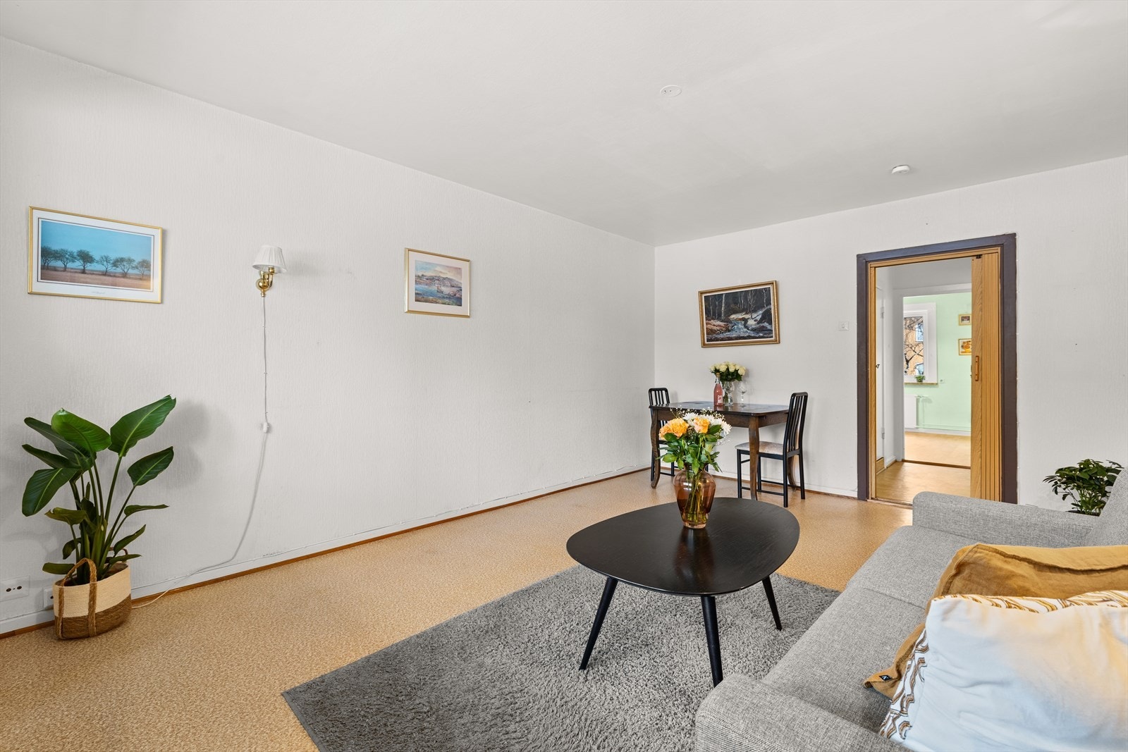 I stuen er det fin plass til flere sittegrupper og soner Galleribilde