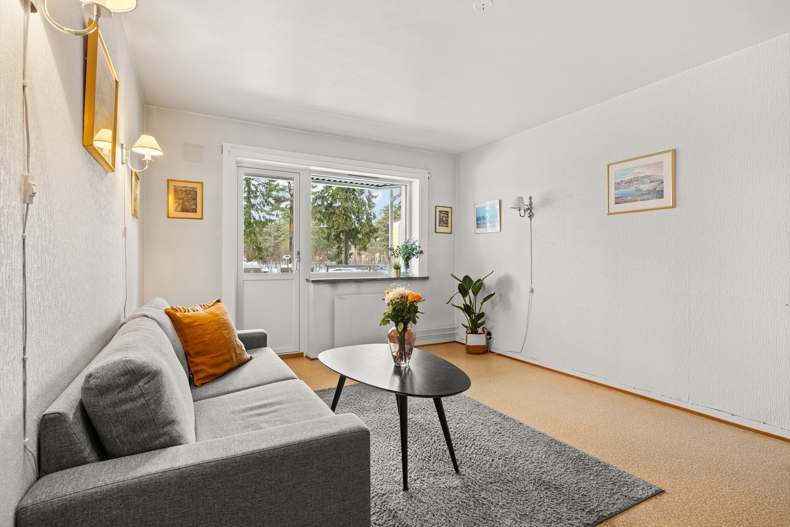 Gjennomgående planløsning og store vindusflater gir gode lys- og solforhold Galleribilde