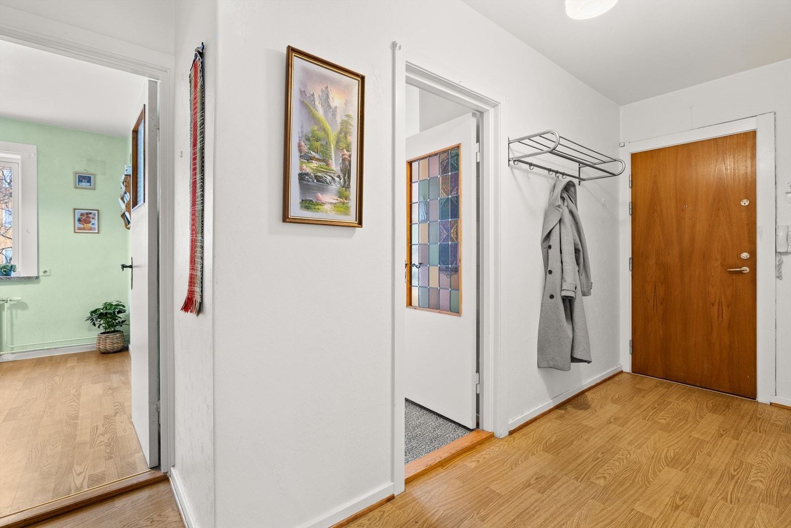 Entrè med plass til oppbevaring av sko og yttertøy. Leiligheten disponerer en bod i kjeller på 6,3 kvm og en loftsbod med gulvareal på 7 kvm Galleribilde