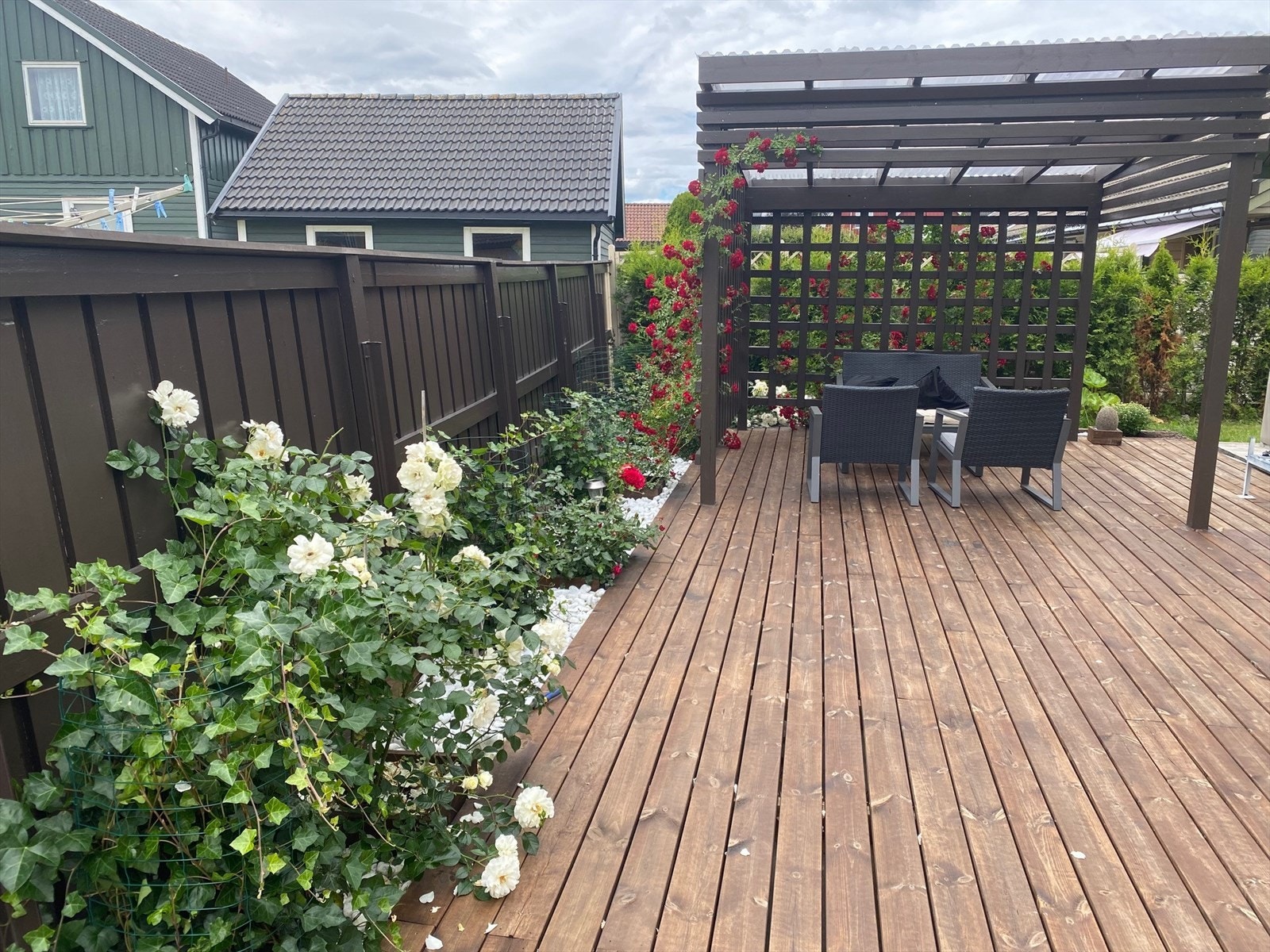 På terrassen er det oppført en flott pergola med plasttak og klatreplanter, hvor sene sommerkvelder kan nytes i rolige omgivelser! Galleribilde