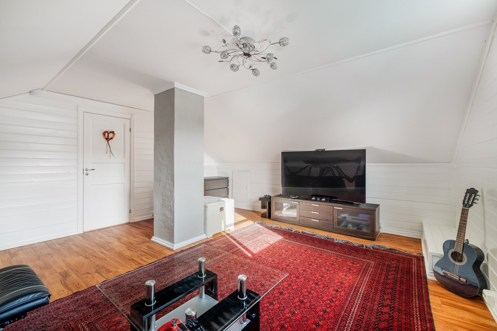 I loftetasjen er det etablert en lys loftstue av god størrelse. Loftetasjen, med soverom og loftstue er innredet og er godkjent av kommunen. Galleribilde