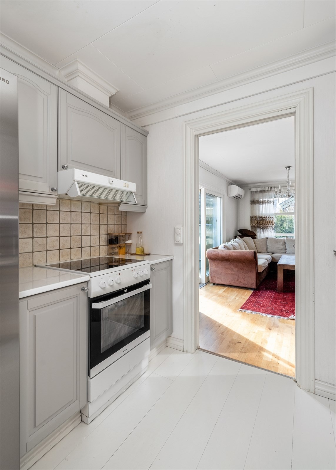 Kjøkkenet er utstyrt med opplegg for oppvaskmaskin og det er avsatt plass til frittstående kjøleskap og komfyr. Galleribilde