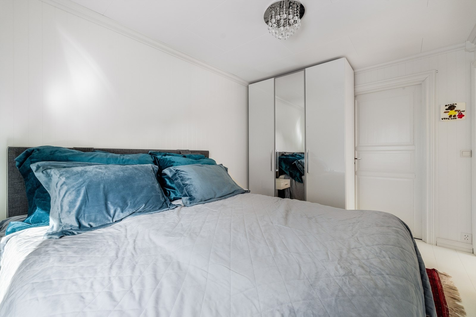 Her er det god plass til dobbeltseng, samt er det montert stort garderobeskap med god plass til klesbeholdningen. Tilliggende bod. Galleribilde