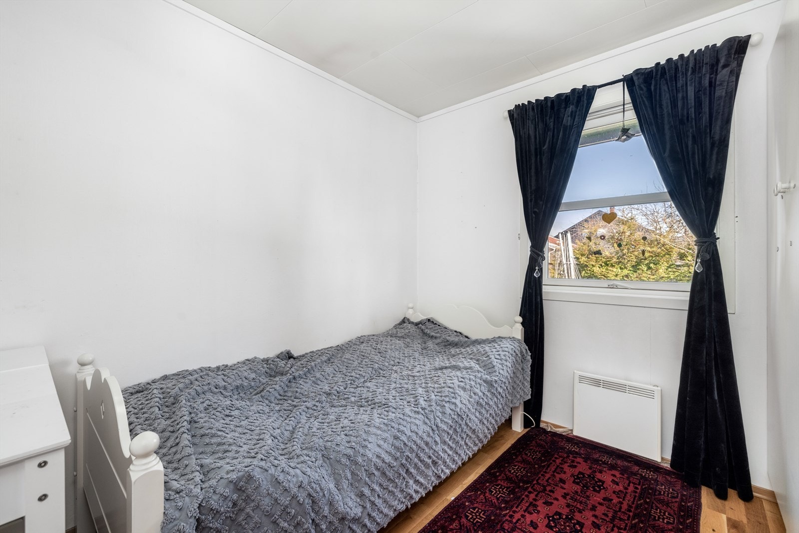 Det andre soverommet i hovedetasjen er romslig, med god plass til diverse soveromsmøblement. Galleribilde