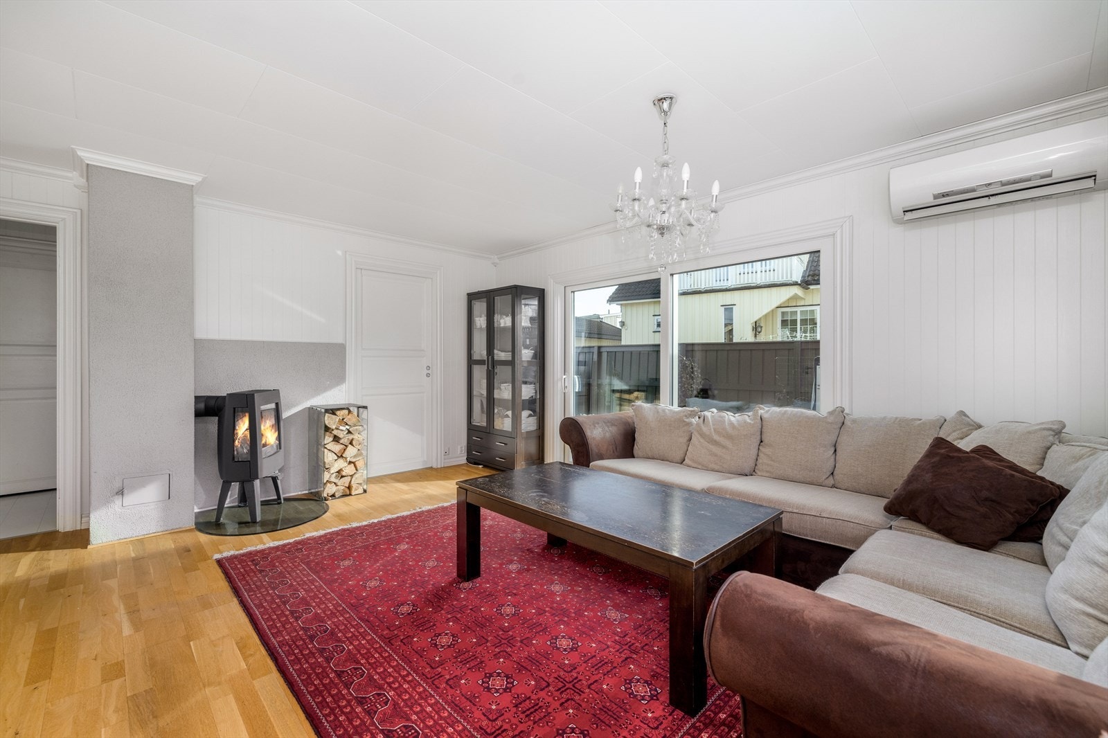 Stuen har fin plass til sofagruppe, samt oppgang til loftetasjen via malt tretrapp. Ny vedovn og luft til luft varmepumpe fra 2012. Galleribilde