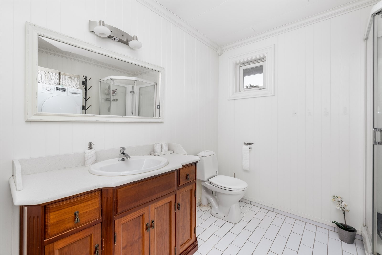 Lyst, kombinert bad- og vaskerom i hovedetasjen. Badet er utstyrt med elektriske varmekabler i gulv, toalett og dusjkabinett. Galleribilde