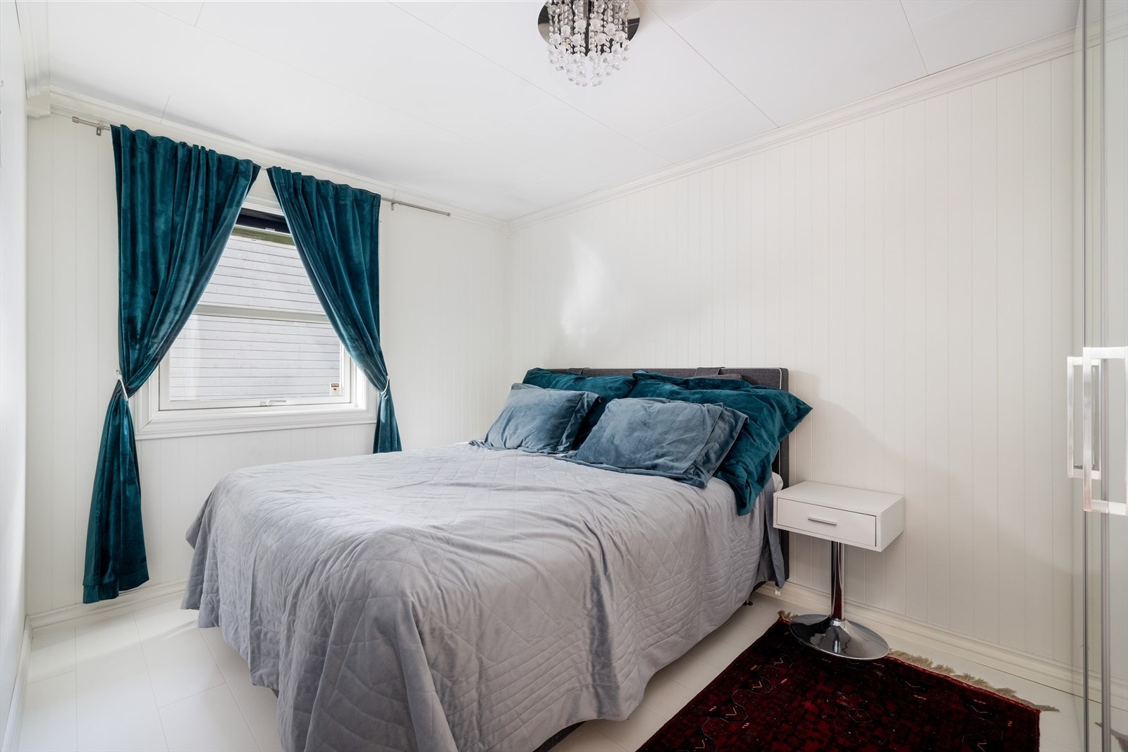 Boligen har tre lyse og romslige soverom. Hovedsoverommet ligger i hovedetasjen og har adkomst fra stuen. Galleribilde