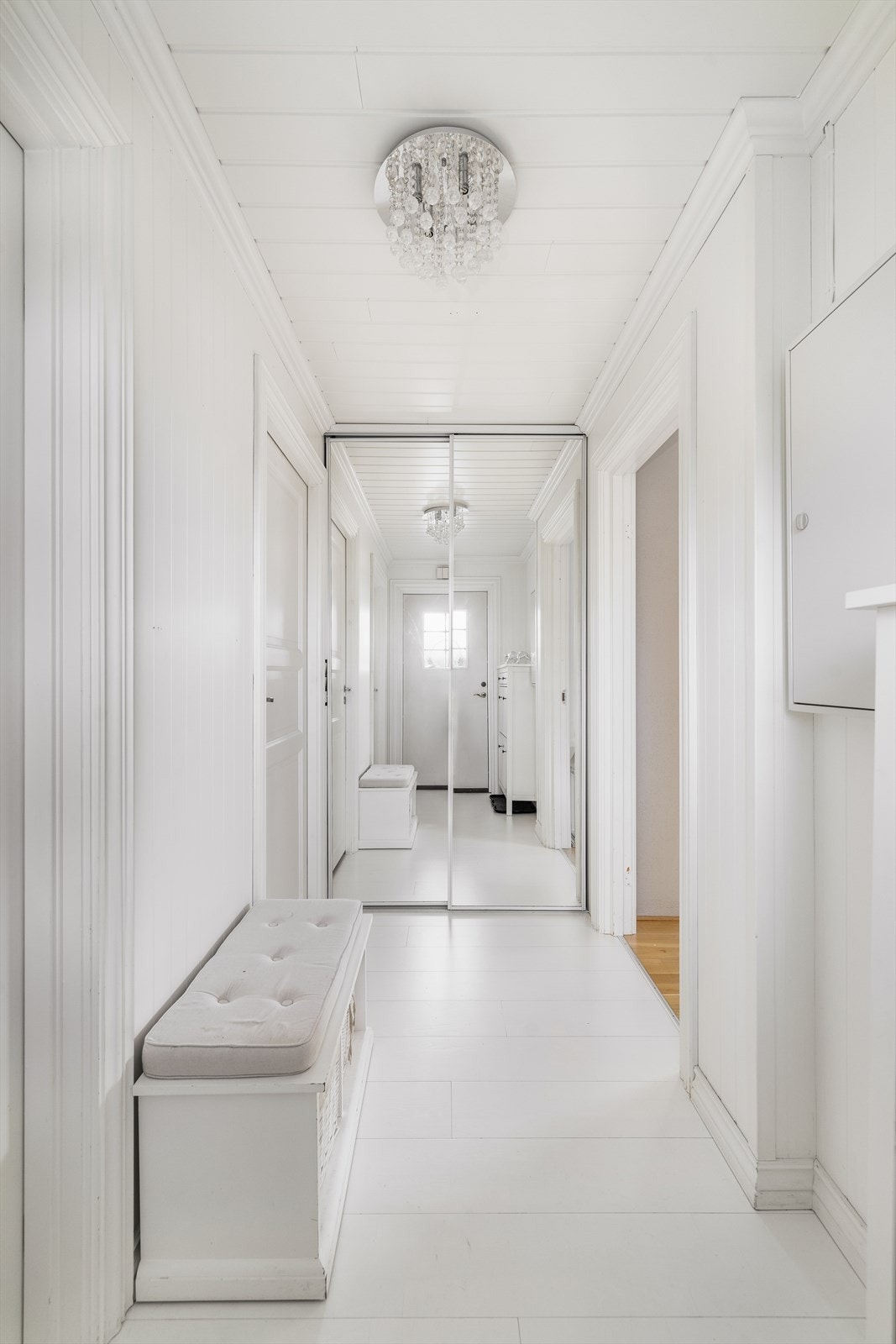 Boligen har en lys og romslig entré, med praktisk skyvedørsgarderobe. For øvrig fin plass til annet oppbevaringsmøblement om ønskelig. Galleribilde