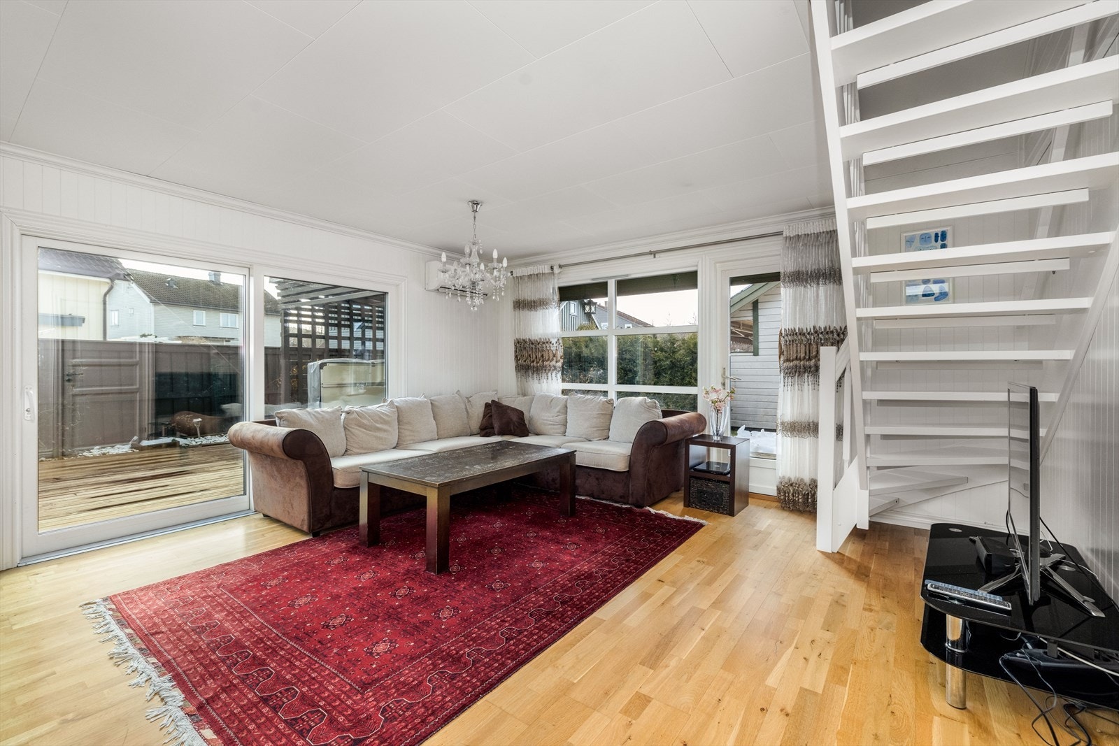 Det er også etablert utgang til stor og usjenert terrassedel mot syd via skyvedør med store vindusflater. Galleribilde