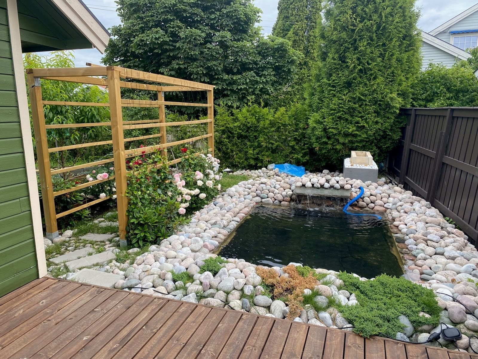 Boligen disponerer også egen hagedel, som er pent opparbeidet med plen, bed og flere frukttrær. Flott hagedam med kulesteiner og vannfall. Galleribilde