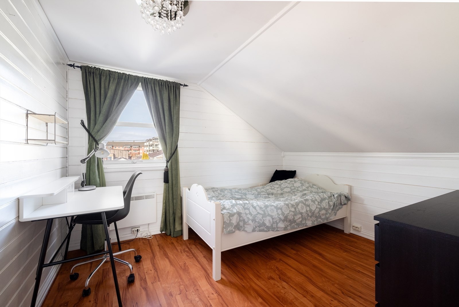 Det tredje soverommet ligger i loftetasjen og har god plass til diverse soveromsmøblement. Soverommet har en tilliggende bod. Galleribilde